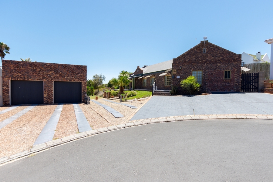 5 Bedroom Property for Sale in Middedorp Western Cape